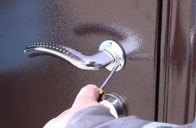 Замена дверной ручки металлической двери в Набережных Челнах