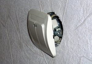 Замена выключателя света в квартире в Набережных Челнах